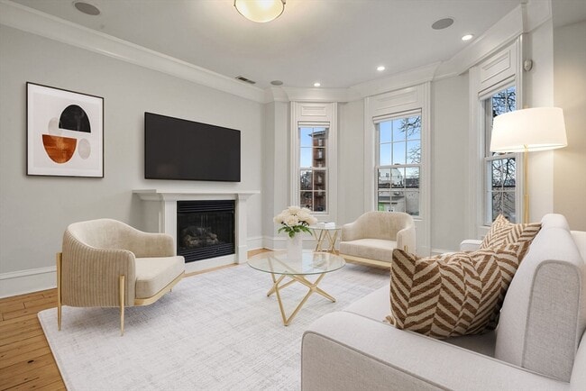 Building Photo - 703 E 4th St Unit 2