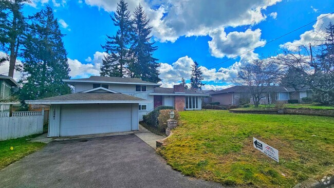 Building Photo - Stunning Mid-Century 4-Bedroom Home in Pri...