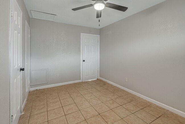 Photo - 4718 Carmen St