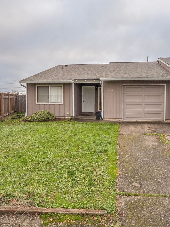 Building Photo - Hillsboro Duplex- 2 Bedroom 1 bathroom with fenced in yard available !