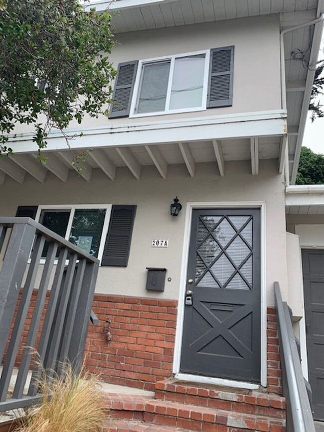 Building Photo - 8th Street (207) Unit A