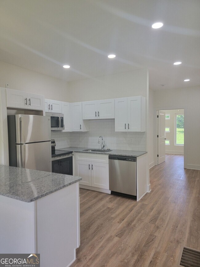 Photo - 1351 Brewster St SW