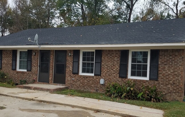 Building Photo - 1705 Snowden Dr SE Unit B