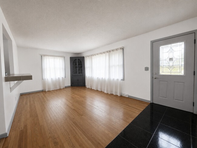 Photo - 735 Maple St