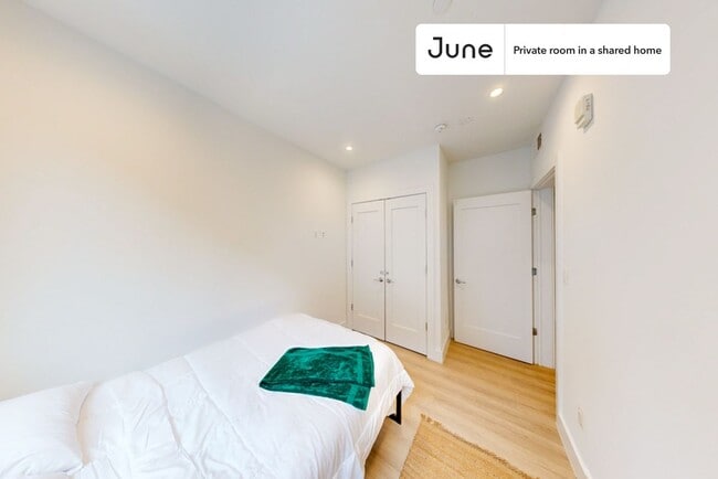 Room in Shared 4 bed/2 bath home in Dupont Circle