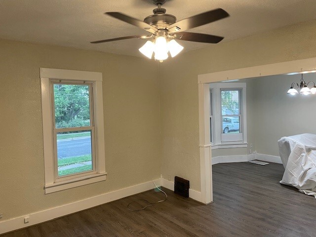 Photo - 301 E 6th St