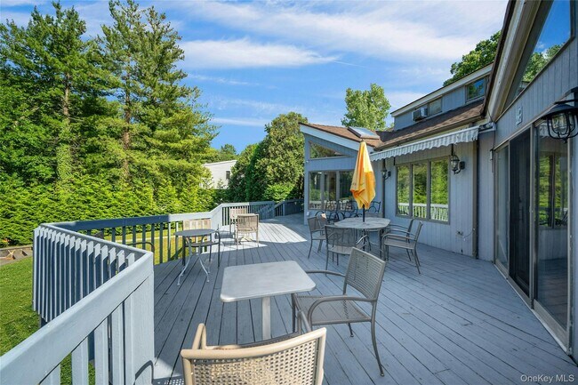 Photo - 2 Meadowwood Ln