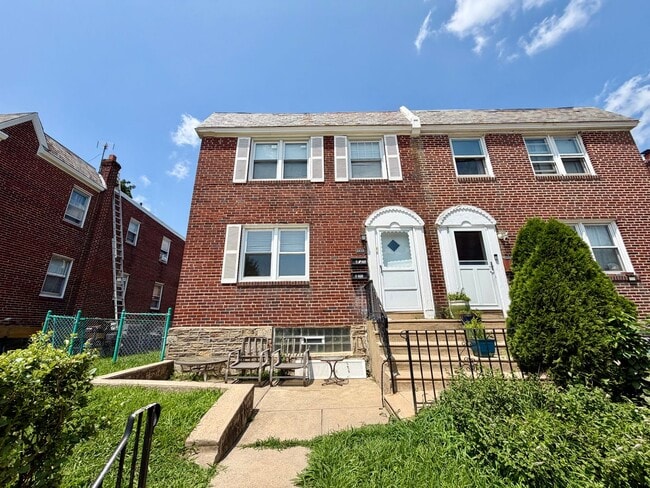 Building Photo - 1617 Roumfort Rd Unit 1