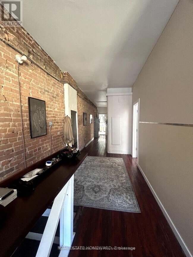 Photo - 1297 Gerrard St E