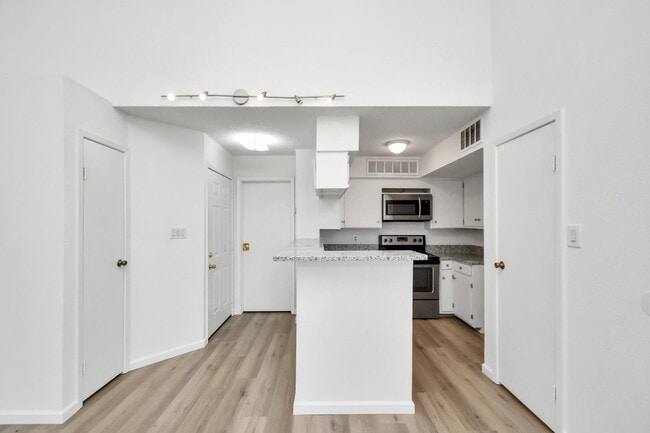 Photo - 10855 Meadowglen Ln