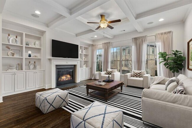 Photo - 926 Canterbury Ln NE