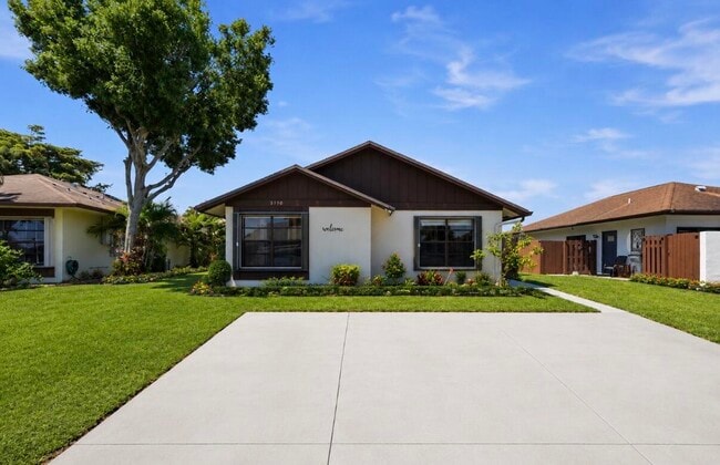 Building Photo - 5330 Mendoza St