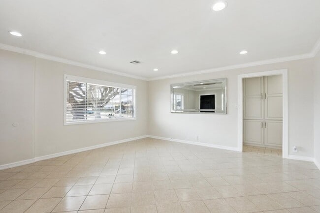 Building Photo - 15023 Yukon Ave Rental