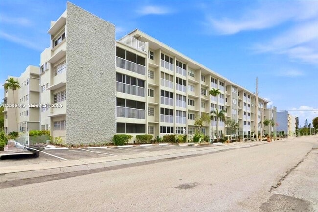 Building Photo - 330 SE 2nd St Unit 101G