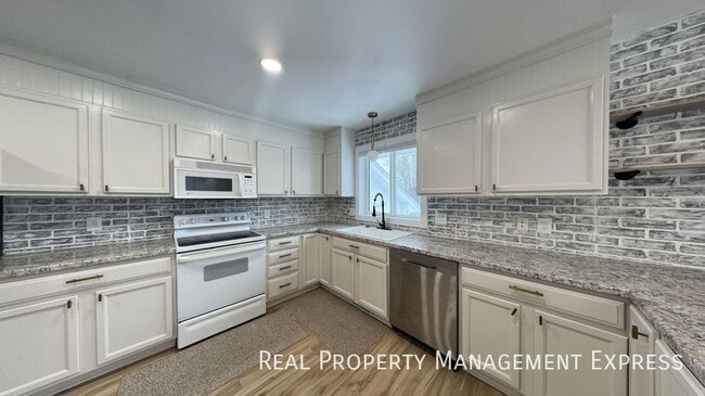 Spacious 4BR, 2BA Gem with Fireplace and O... - Spacious 4BR, 2BA Gem with Fireplace and O... Casa