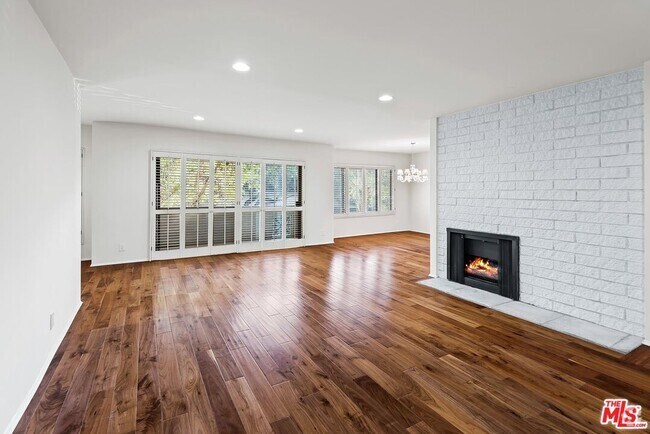 Building Photo - 853 Le Doux Rd Rental