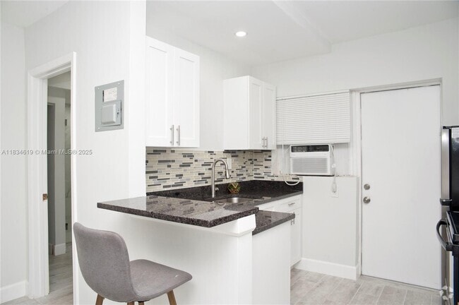 Building Photo - 4105 N Ocean Dr Unit 3 Rental