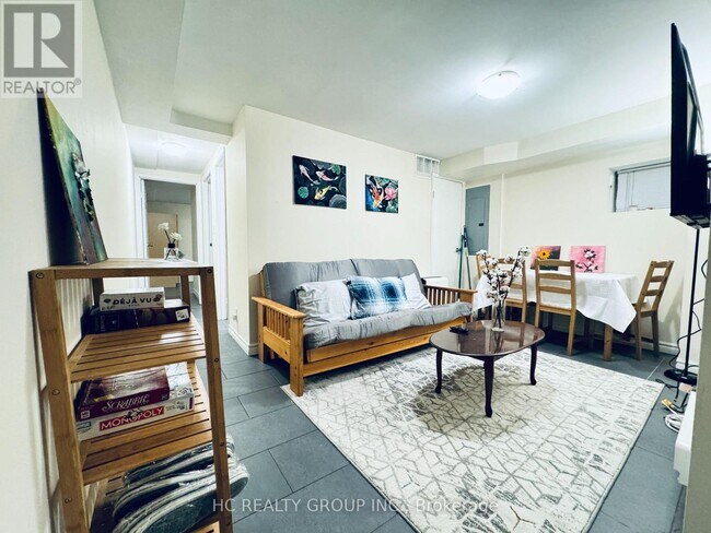 Photo - 629 Bathurst St
