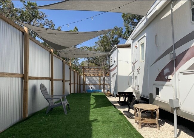 Building Photo - 755 Elmhurst Dr