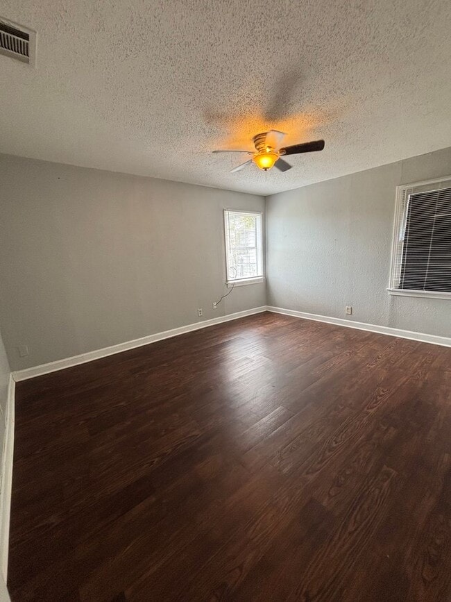 Photo - 1520 James St
