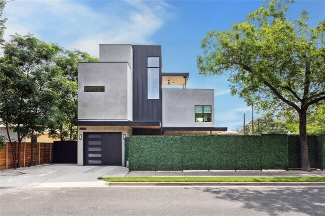 Photo - 1304 Comal St Casa