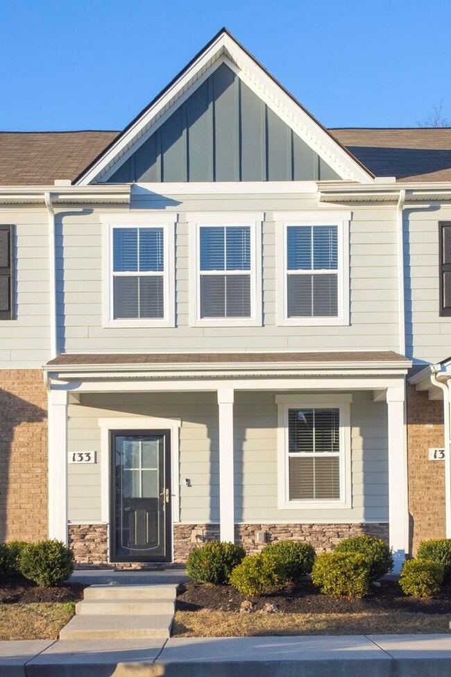 Building Photo - Newer Beautiful 3 Bed 2.5 Bath!