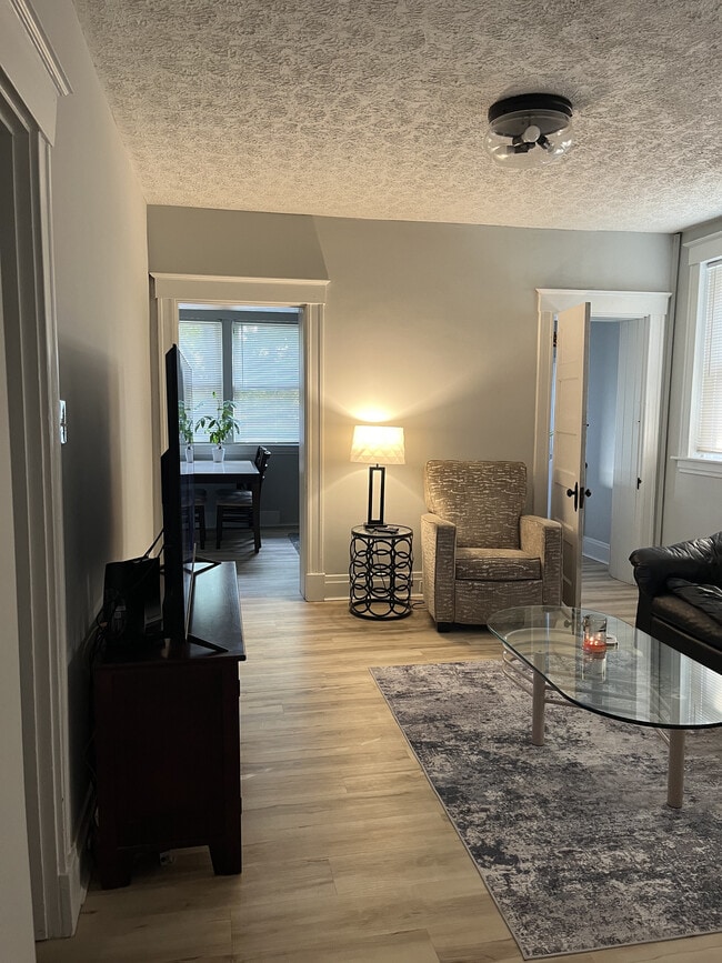 Building Photo - 3819 Applegate Ave Unit 1