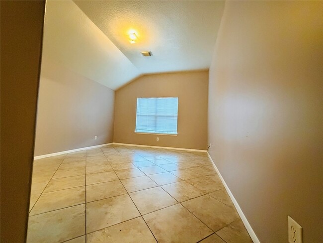 Building Photo - 19730 Cozy Cabbin Dr