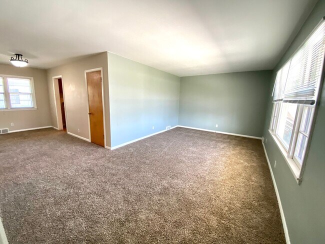 Photo - Gorgeous 5 Bed, 2 Bath House Near Concordia and MSUM!