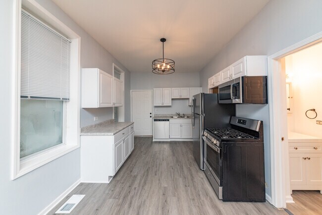 Photo - 2117 N Winchester Ave Unit 001RA