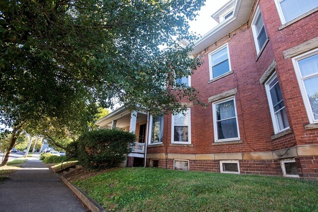 Photo - 27 N College St