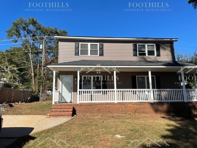 Building Photo - 2-Bedroom Home with Fenced Backyard and Ap...
