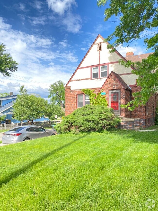 Building Photo - Large 2 bed 1 bath duplex with one car att... Rental