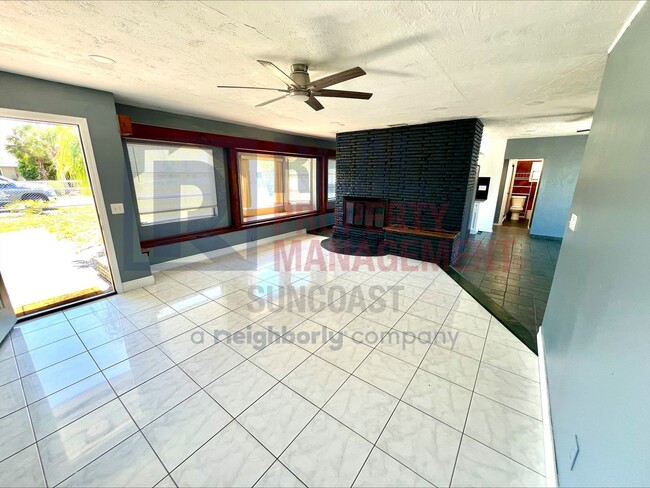 Photo - 563 Parkview Dr
