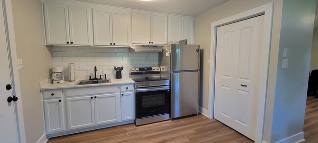 Photo - 405 Blyth Rd