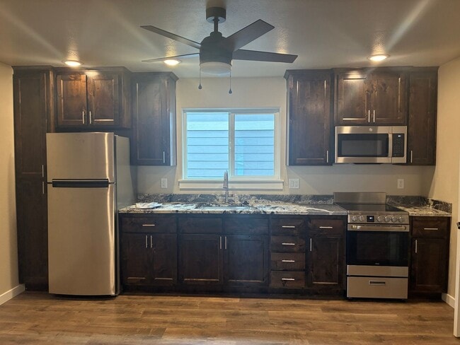 Photo - Modern 1 Bedroom, 1 Bath In White City Utilities Included