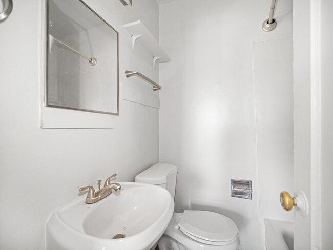 Photo - SUPER LOWER SOUTH HILL LOCATION , CLOSE TO HUCKLEBERRY MARKET Unidad 1503-5