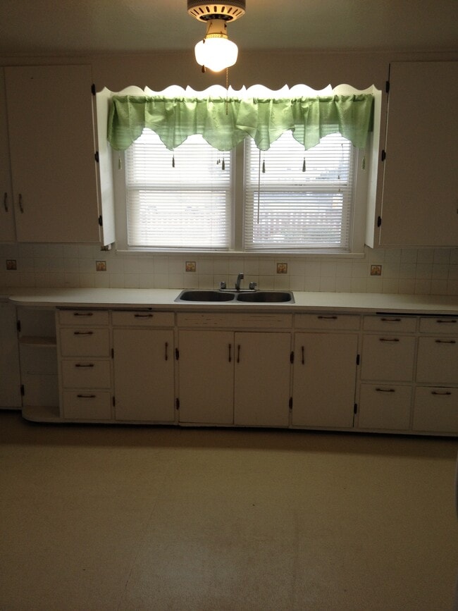Building Photo - 1268 Sycamore St Unit A Rental