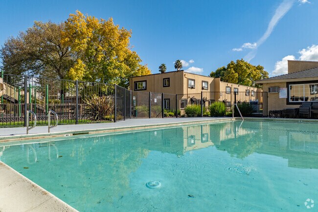 Piscina - Vineyard Townhomes