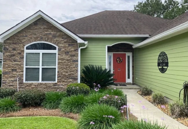 Building Photo - Stylish 3BR Home with Open Layout, Screened Porch & Fenced Yard