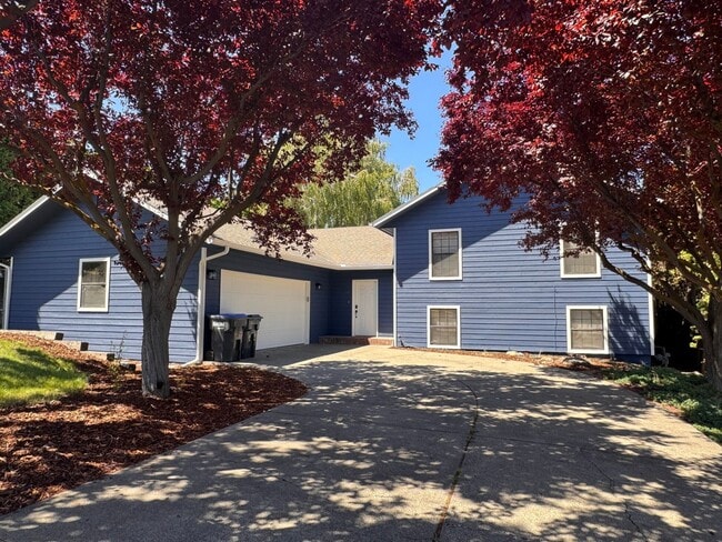 Building Photo - Selah 4 bedroom 3 Bathroom Double Garage, Fenced Yard