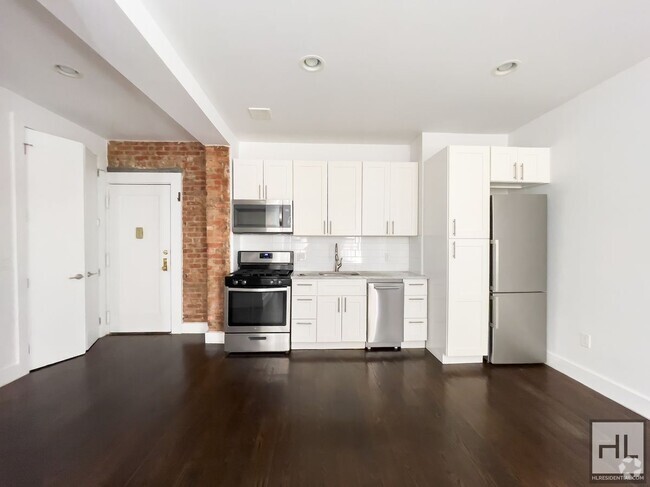 Building Photo - Renovated Spacious 1-Bed 1-Bath / West Cro... Unit 3F Rental