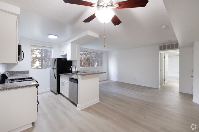 2BR, 2BA - 890SF - Dining Room