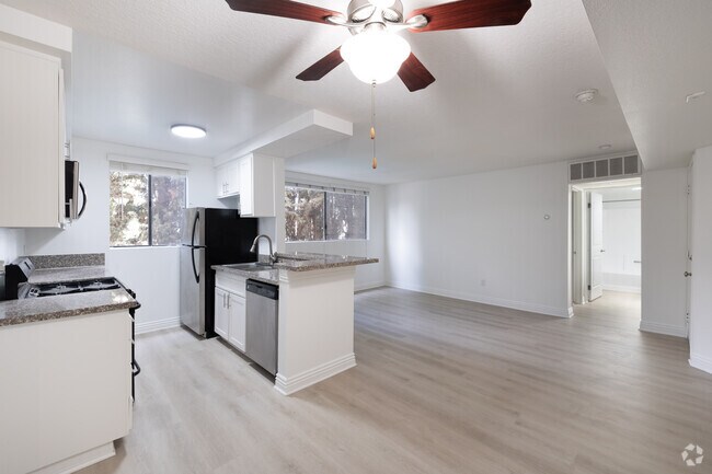 2BR, 2BA - 890SF - Dining Room - Chateau W6600 Apartment Homes