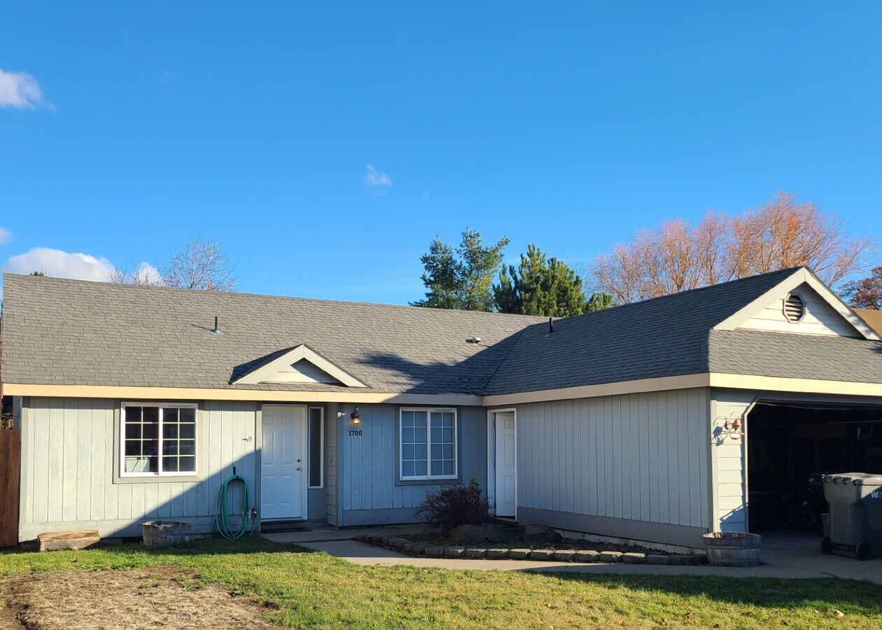 Photo - 1700 N Iowa St