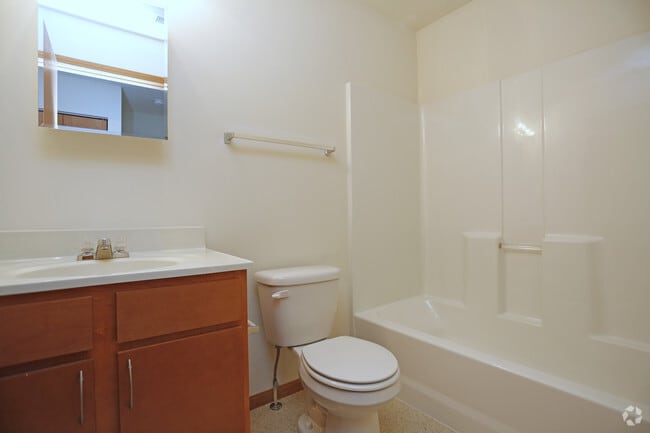 2BR, 2BA - 1,084SF - Bathroom - Southern Winds Apartments