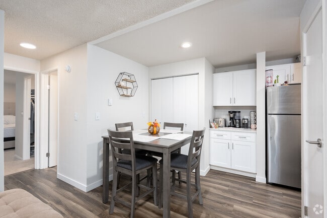 2BD, 1BA - 740