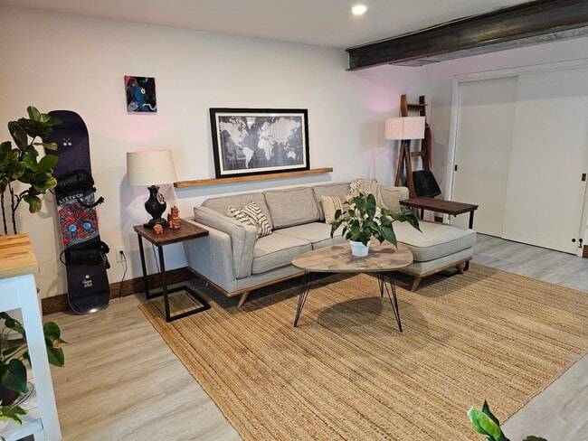 Building Photo - 912 S Beech St Unit Garden Suite Rental