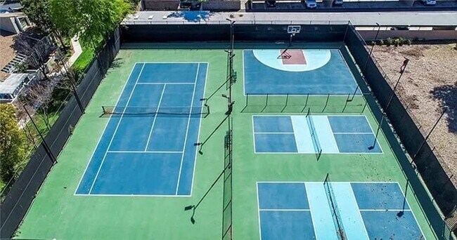 Photo - GREAT 2+2 Valencia Condo in Lakeshore Comm...