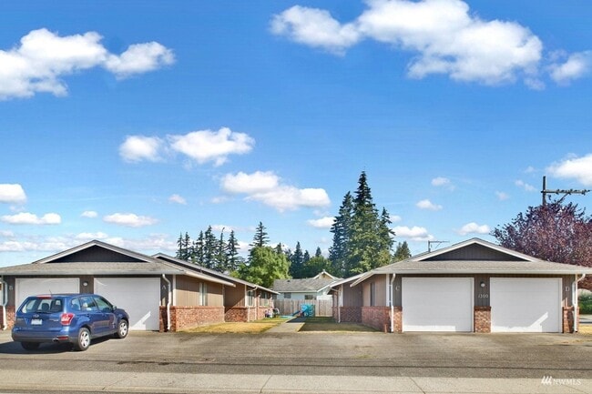 Building Photo - 1300 Main St Unit C